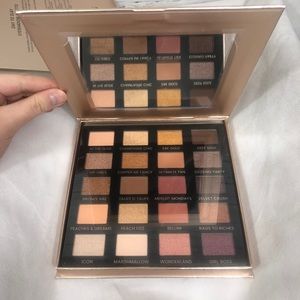 3/$50 Iconic London Day to Slay Eyeshadow Palette